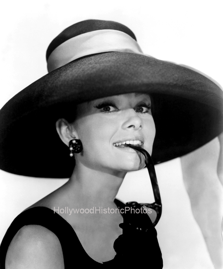 Audrey Hepburn 1961 Breakfast at Tiffanys wm.jpg